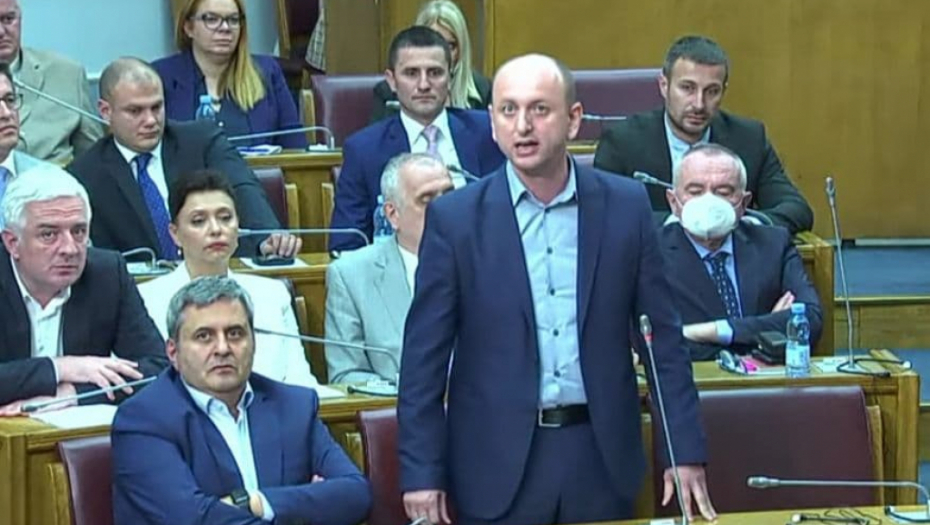 KNEŽEVIĆ UNIŠTIO MILA Ako je istina da dokon pop i goveda krsti, Đukanović je prvi u redu!