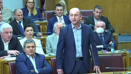 KNEŽEVIĆ UNIŠTIO MILA Ako je istina da dokon pop i goveda krsti, Đukanović je prvi u redu!