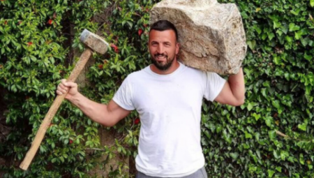 OTKRIO KO MU JE FAVORIT! Oglasio se Tomović pred finale Zadruge i žestoko opleo po produkciji, a ovo je razlog zašto ne dolazi u Šimanovce (FOTO)