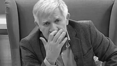 POSLEDNJE ZBOGOM Porodica i prijatelji opraštaju se od Novice Zdravkovića, supruga i sin neutešni, jecaji se prelamaju grobljem (FOTO)