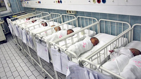 DRŽAVA POMAŽE MAME I BEBE Za prvo dete 5.000 evra, pomoć pri vantelesnoj oplodnji: Nove mere za podsticaj rađanja na snazi od septembra?