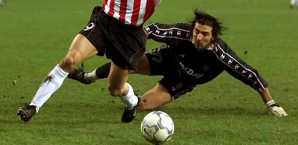 Došao na stadion, u golu otkopao sakriveni kovčeg, a onda iz njega izvadio ono zbog čega su se svi oduševili (VIDEO)