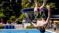 DECA SE GUŠILA NA BAZENU U LOZNICI: Majka tvrdi da je radnik sipao "tečnost koja miriše na domestos"