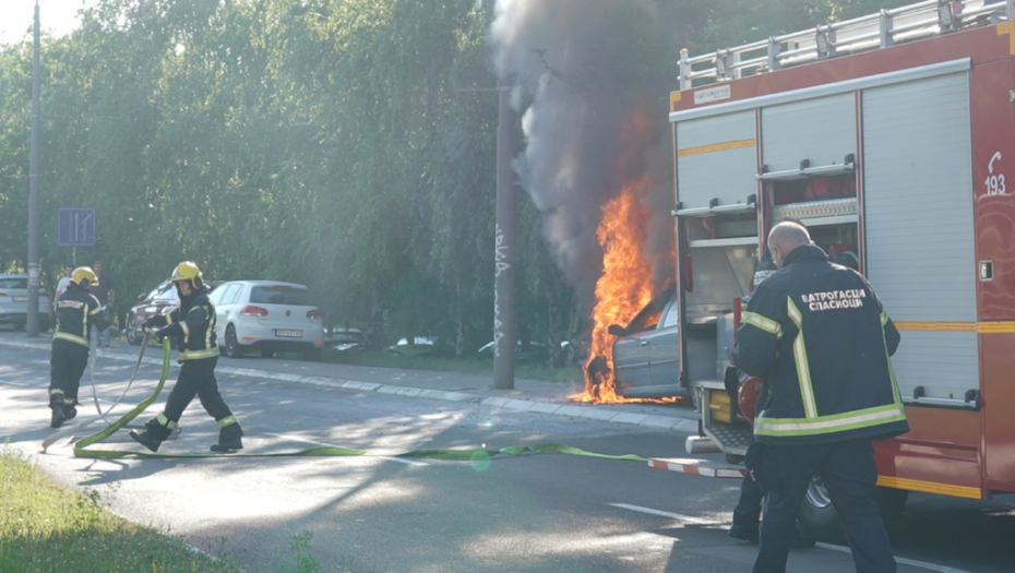 PLAMEN POTPUNO "PROGUTAO" AUTOMOBIL Drama na Iriškom vencu (FOTO)