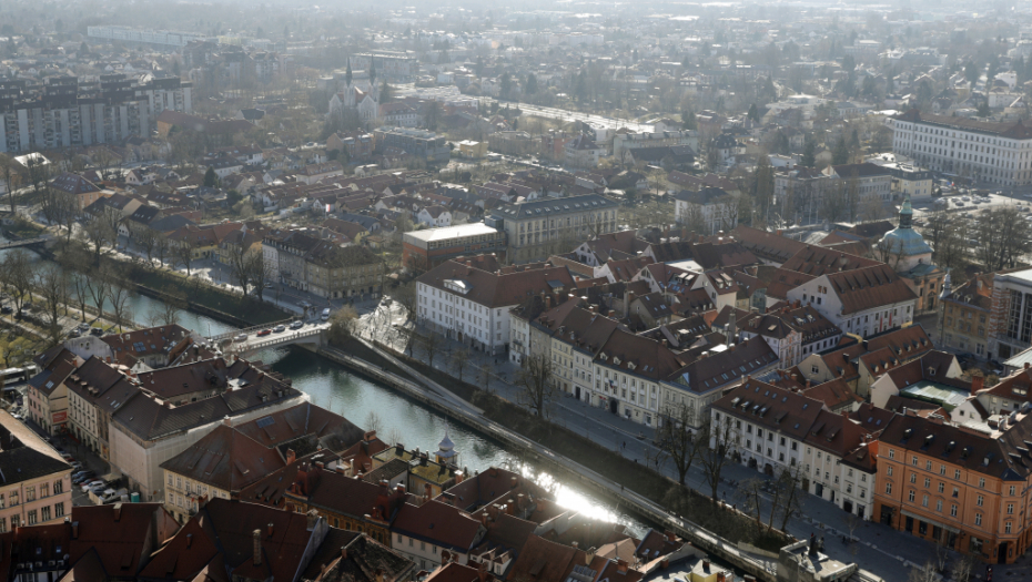 ŠIROM DEŽELE OTVORENA BIRALIŠTA Građani Slovenije se danas na tri referenduma izjašnjavaju o važnim državnim zakonima