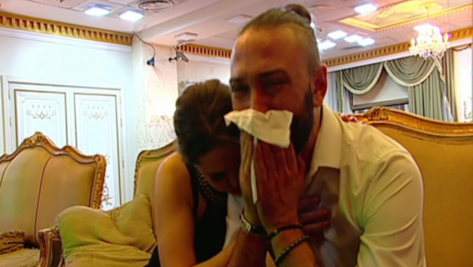 DRAMA! Rijaliti učesnik jecao, cimerka ga bezuspešno tešila, nije mogao da dođe sebi!