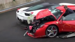 SLUPALI FERARI U KRAGUJEVCU: Delovi automobila rasuti na sve strane, vozači se uplašili od hitne pa pobegli?! (FOTO)