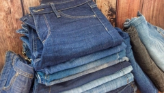 Fantastičan trik: Odložite farmerke u garderober na ovaj način i neće biti zgužvane