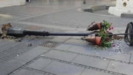 PEKAR ISKLJUČIO STRUJU KNEZ MIHAILOVOJ Kamionom oborio stub javne rasvete?! Vesić: Bahato, nisu se ni izvinili Beograđanima