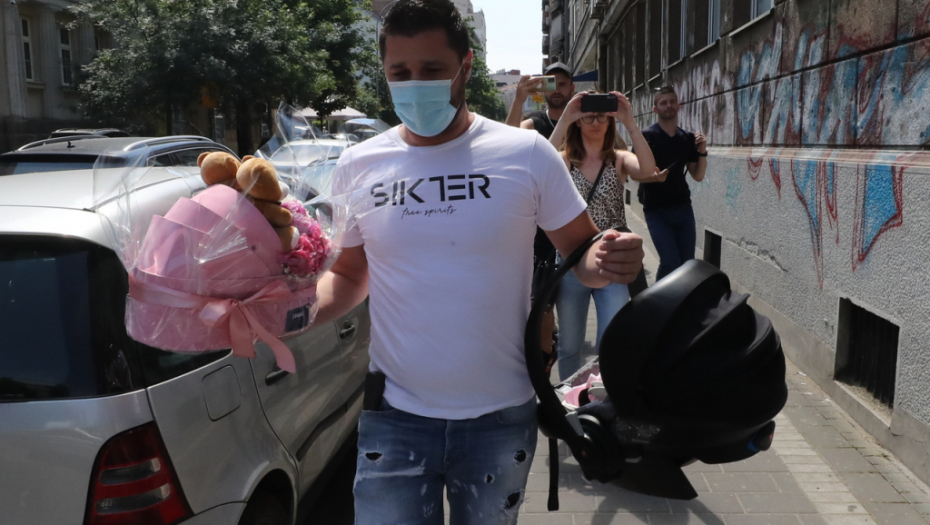 PRIZOR KOJI TOPI I NAJTVRĐA SRCA Luna slikala Marka sa ćerkicom, Miljkovićev pogled upućen Miji će vas raznežiti skroz (FOTO)