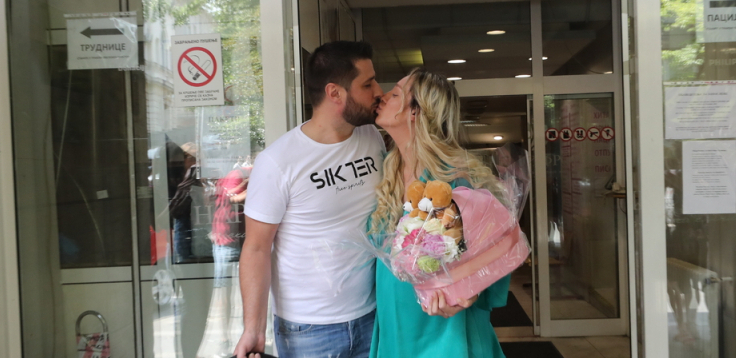 SREĆNI RODITELJI ZAJEDNO SA BEBOM Zagrljeni Luna i Marko ne mogu da progovore od emocija, suze radosnice im se slivaju niz lice (FOTO)