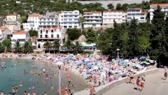 U NEUM TURISTI HRLE I OVE GODINE: U jedinom bosansko-hercegovačkom letovalištu je kao u košnici, traži se mesto više, a cene po restoranima su iznenađujuće