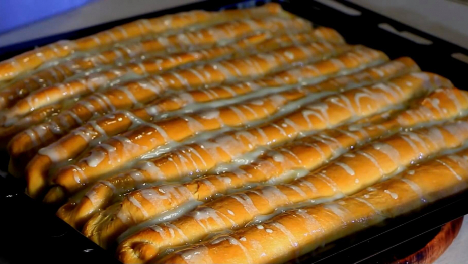 Domaće kifle kao iz pekare: Mekano pecivo sa slanim šarama