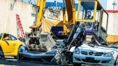 DA SRCE ZABOLI! Duterte dao naredbu, carina Filipina bagerom uništila luksuzne automobile! (FOTO)