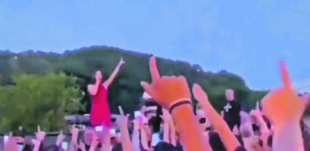 U CRNOJ GORI BUJA USTAŠTVO NAKON SRAMNE BEČIĆEVE I KRIVOKAPIĆEVE REZOLUCIJE: Jadranka u Nikšiću pevala Tompsonove pesme!