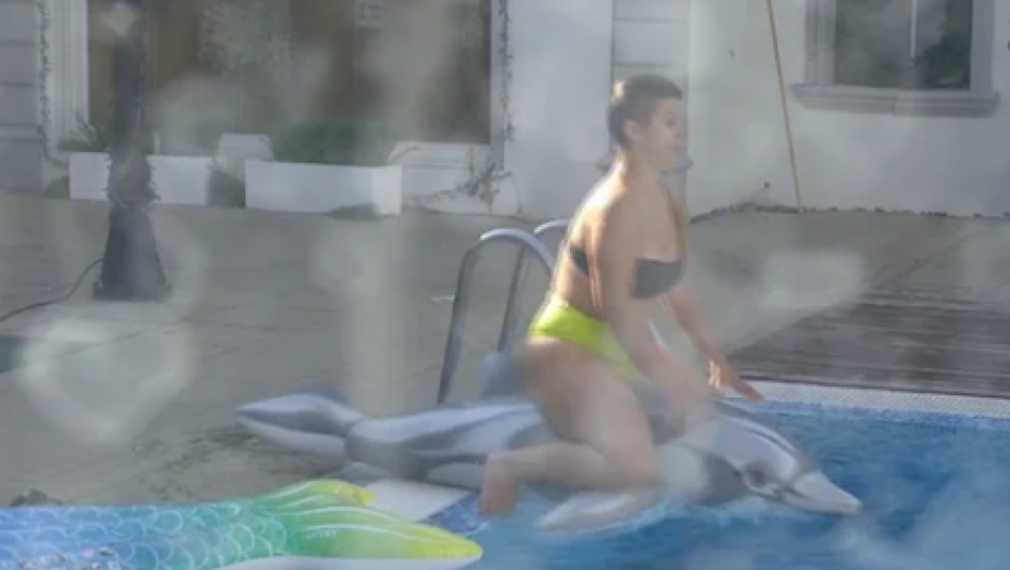 SPREMITE SE ZA SMEH DO SUZA Miljanine muke niko ne zna, zajahala delfina pa se prevrtala po bazenu (FOTO)