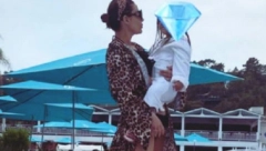 OGRTAČ SE POMERIO I POKAZAO KAKO ANA ZAISTA IZGLEDA! Nikolićeva se opustila sa ćerkom na bazenu, svi nemo gledali u njeno izvajano telo(FOTO)