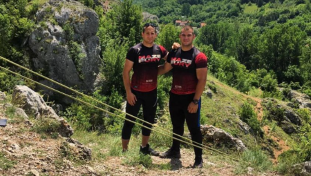 NOVI DETALJI SPASAVANJA DEČAKA KOG JE UJELA ZMIJA U KLISURI Ova dva policajca su mu pomogla i odvezla u KC Niš