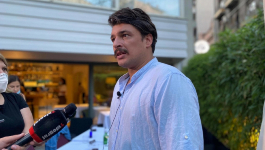 SRPSKI GLUMAC IMA NOVU DEVOJKU Ludo zaljubljen Andrija Kuzmanović već pominje venčanje, a evo kad bi mogla da bude svadba