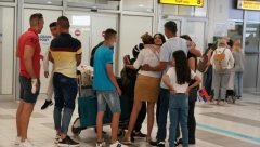 TANJA SAVIĆ SA SINOVIMA STIGLA U BEOGRAD Nakon 15 meseci razdvojenosti, sad su svi na okupu, porodica ih dočekala sa suzama radosnicama (FOTO)