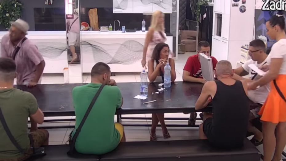 IZVISILI! Novi vođa deli budžete, a odlukom produkcije oni su ostali bez novca i moraju sami da se snalaze za hranu!