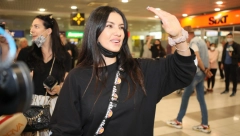 U MAJČINOM ZAGRLJAJU! Emotivna fotografija iz doma Tanje Savić sve će raznežiti, pevačica nikad srećnija u društvu svojih naslednika! (FOTO)