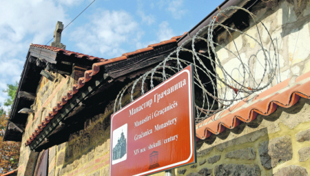 SVETINJE NA KOSOVU NA METI TERORISTA! "Prištinska vlast finansira, štiti i podstiče ekstremiste da napadaju SPC!"