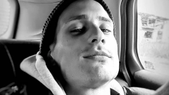 SKINUO SE SLAVEN DOŠLO Mladi glumac objavio fotografije koje su izazvale pravi haos, a komentari samo pljušte (FOTO)