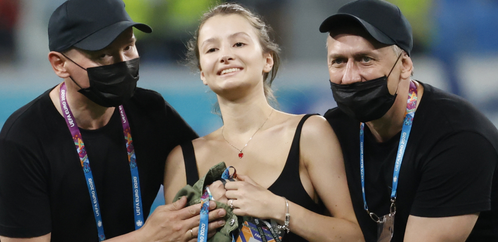 DEVOJKA PREKINULA UTAKMICU Otkriveno zašto su se čuvari prvo ustremili na njene grudi (FOTO)