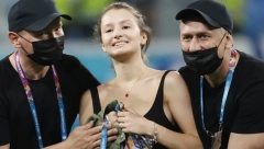 DEVOJKA PREKINULA UTAKMICU Otkriveno zašto su se čuvari prvo ustremili na njene grudi (FOTO)