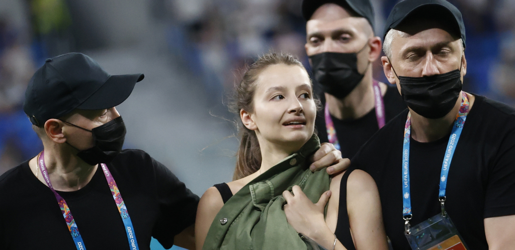 ONA JE UKRALA ŠOU Neočekivan upad na teren, obezbeđenje se obrukalo (FOTO GALERIJA)