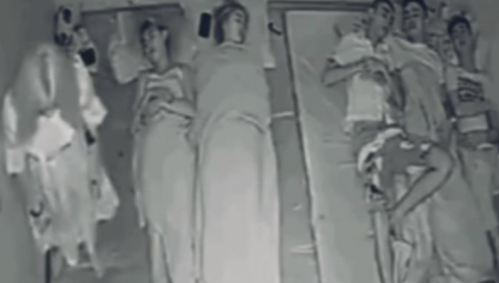 UZNEMIRUJUĆI VIDEO Spavali su, ali ona je počela čudno da se ponaša i da ga juri po krevetu! (VIDEO)