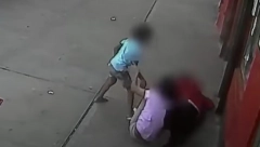 OKO NJIH SU LETELI MECI: Mia (13) herojski skočila na svog brata (5) da mu u pucnjavi spasi život (VIDEO)