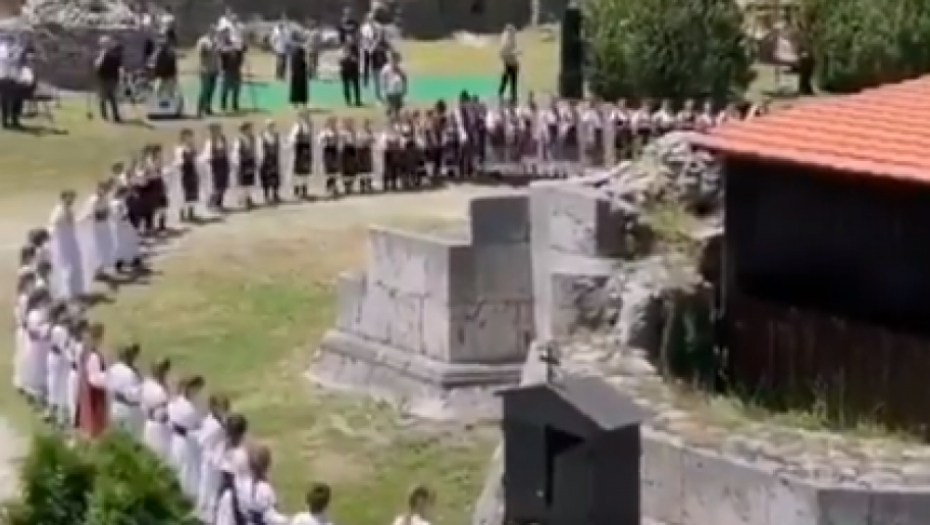 U SUSRET VIDOVDANU Nepregledno kolo i u njemu 500 dece oko razrušene srpske svetinje! (VIDEO)