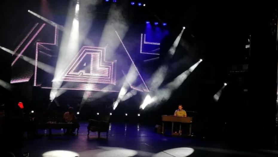 KAKVO VEČE U SRCU BEOGRADA Pored autobiografije kojom je oduševio publiku, Lukas glasom raspametio sve u pozorištu (FOTO/VIDEO)