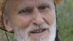 POSLE OVOG TEKSTA RAZMISLIĆETE O SVOJIM PROBLEMIMA: Dragan je slep, ali to ga ne zaustavlja da čita, popravlja stvari i živi život punim plućima (FOTO)