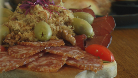 ČUDNA MODA NA ZLATIBORU Dok stranci maste brk komplet lepinjom i domaćim kajmakom, gosti iz Srbije imaju neobične prohteve (FOTO)