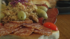 ČUDNA MODA NA ZLATIBORU Dok stranci maste brk komplet lepinjom i domaćim kajmakom, gosti iz Srbije imaju neobične prohteve (FOTO)