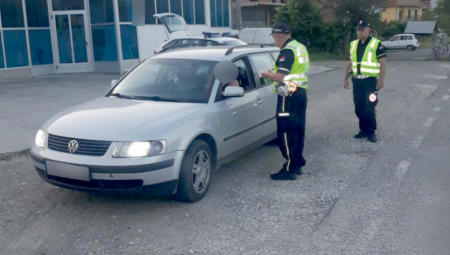 DVOJICA BORANA OBORILA REKORD VOZEĆI ''POD GASOM'' Saobraćajna policija ih kaznila - naduvali preko 3 promila!