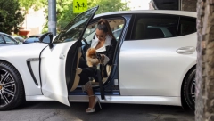 ANA KORAĆ ISKEŠIRALA ZA KOLICA 300 EVRA! Starleta vozi svog zdravog psa u vozilu namenjenom za bolesne životinje!