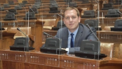 NARODNI POSLANIK SNS DEJAN KESAR SPREČIO KRAĐU NA ZVEZDARI Uspeo da savlada lopova i izbije mu nož iz ruke