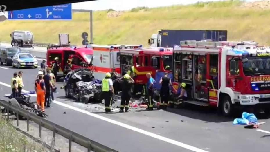 PRVE FOTOGRAFIJE TRAGEDIJE U NEMAČKOJ Poginula četvorica Srba, auto potpuno smrvljen od siline udara (FOTO)