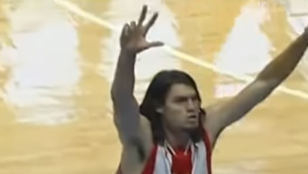 NIJE VOLEO DA SE KUPA, OD KOBIJA DOBIO NEOČEKIVANI POKLON, SPREMA SE ZA SMAK SVETA! Gde je nestao ljubimac "zvezdaša" kome su saigrači govorili da smrdi i koji je nervirao Pešića? (VIDEO)