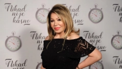 SLAVLJE U DOMU NEDE UKRADEN! Pevačica žari i pali u osmoj deceniji, bujno poprsje stavila u prvi plan (FOTO)