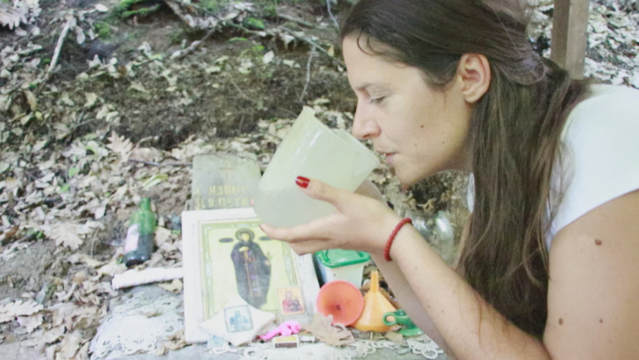 LEKOVITA VODA SAKRIVENA U ŠUMI: Ovaj čudesan izvor izlečio je mnogu decu i učinio roditeljima brojne  bračne parove! (FOTO)
