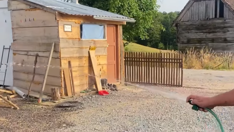 PAKAO ZA SRBE Na Baniji se prže u kontejnerima bez struje i vode! (VIDEO)