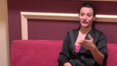 SVI PRISUTNI ZANEMELI! Kristina pokazala koga drži na pozadini telefona i sve ostavila u šoku, ovo definitivno nismo očekivali!