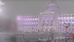 HAOS KAKAV SE NE PAMTI! Jako nevreme pogodilo "Zadrugu", Šimanovci potopljeni, kiša lije, vetar nosi govornicu (VIDEO)