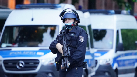 NAORUŽANI UPALI U SALU ZA KONFERENCIJE! Nemačka policija blokirala deo Berlina, u toku velika akcija!