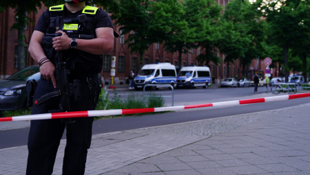 HOROR U NEMAČKOJ Srbin rasporio suprugu nožem, u policiji pevao pesmu o krvi i ženskim glavama!